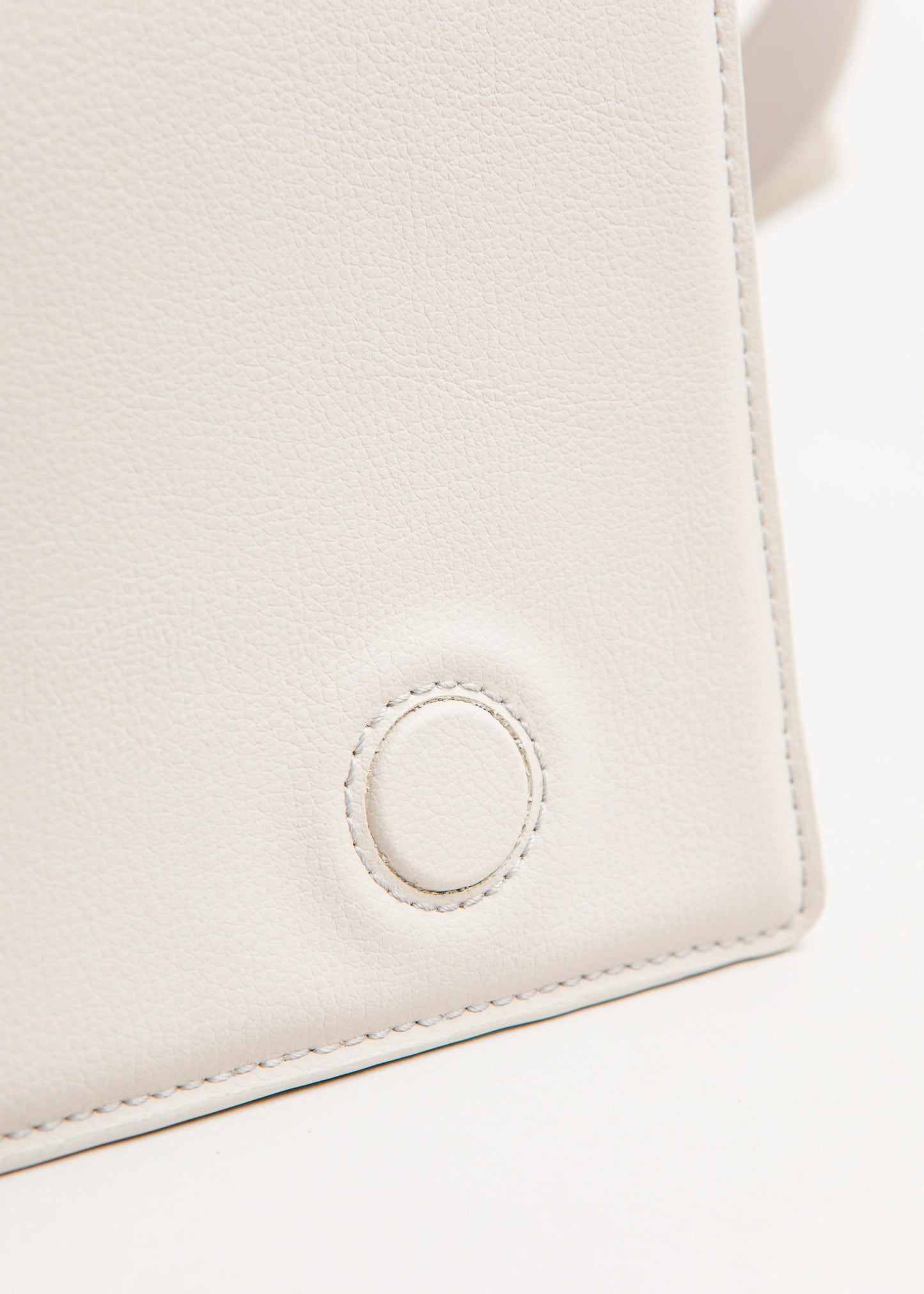 Qosmic Oberon Moonstone - cream bag - magnet detail